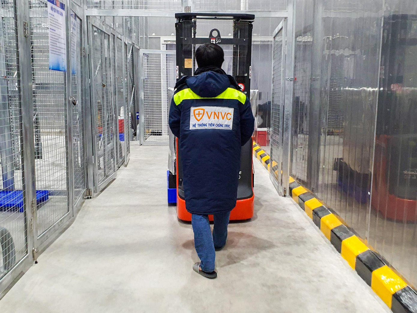 Trong bảy tuần qua, kể từ ngày 09/07/2021, đã có hơn 6,2 triệu liều vắc xin Covid-19 của AstraZeneca được VNVC đưa về Việt Nam. Như vậy, VNVC đã đưa về Việt Nam gần 7 triệu liều vắc xin Covid-19 của AstraZeneca theo hợp đồng lịch sử đặt mua 30 triệu liều từ tháng 11/2020