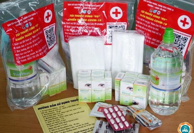 Các loại thuốc được phát gồm: Paracetamol 500g, Acetylcystein, MultiVitamin, nước súc họng, nước muối 0.9%, viên C sủi Uscadimin C1g và khẩu trang.