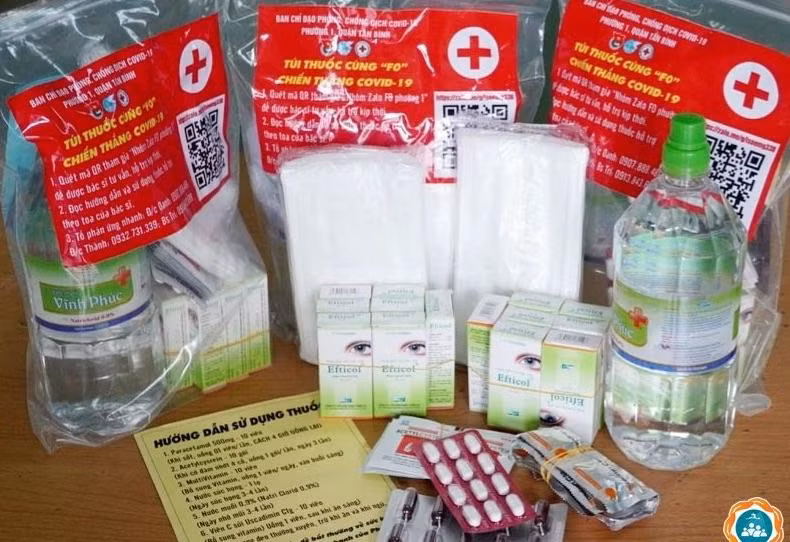 Các loại thuốc được phát gồm: Paracetamol 500g, Acetylcystein, MultiVitamin, nước súc họng, nước muối 0.9%, viên C sủi Uscadimin C1g và khẩu trang.