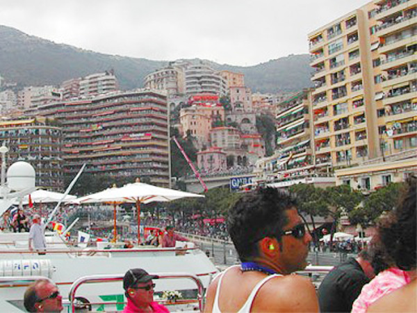 Người dân Monaco được miễn thuế hoàn toàn, cuộc sống với họ là thiên đường. Là đất nước có nhiều sòng bạc, song công dân Monaco lại không được phép đánh bạc, các sòng bạc lớn chỉ dành cho khách du lịch.