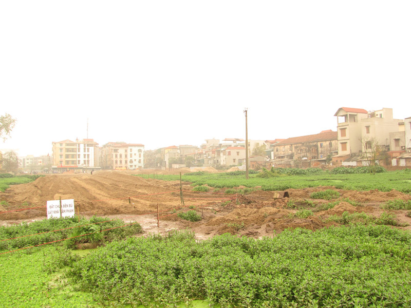 Khu vực đất đã được san lấp liền kề các ngôi mộ. Ảnh: Tuấn Nguyễn