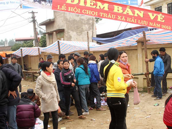 Bên ngoài, các trò đỏ đen sát trụ sở Ủy ban xã