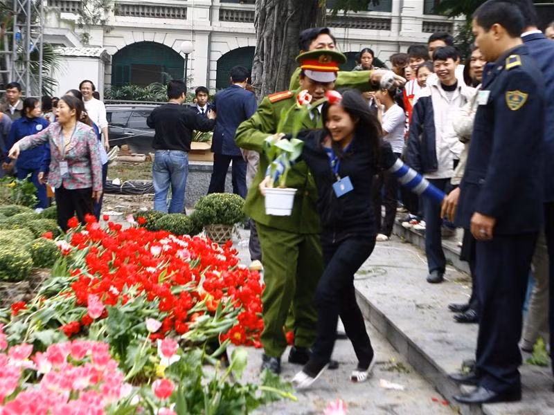 Ngắm nghía chiến lợi phẩm Cảnh sát vất vả bảo vệ hoa tuy lip trước đám đông Một khung cảnh hỗn loạn... Và đây là những gì còn lại sau Lễ hội Hoa....