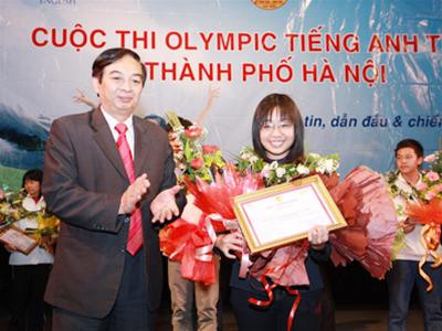 Lãnh đạo Sở GD&ĐT tặng bằng khen cho em Nguyễn Linh Nga Lãnh đạo Sở GD&ĐT tặng bằng khen cho em Nguyễn Linh Nga