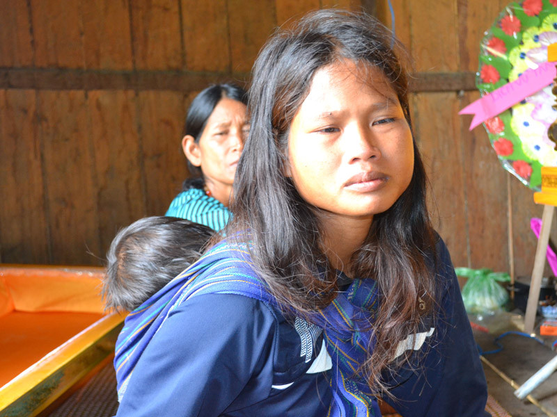 Chị H'Nhi vật vã bên quan tài của chồng