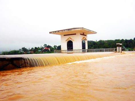Nước tràn đập dọa vỡ hồ chứa. Nước tràn đập dọa vỡ hồ chứa