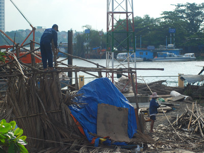 Cánh thợ gỡ bỏ nơi ở trước nay của mình để chuyển đi công trình mới