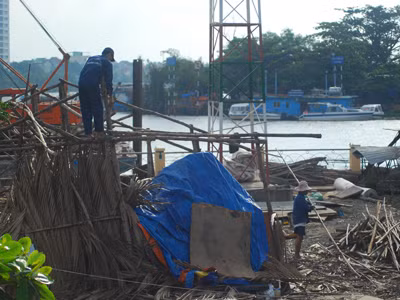 Cánh thợ gỡ bỏ nơi ở trước nay của mình để chuyển đi công trình mới