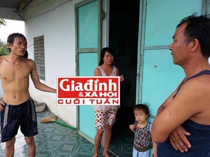 Vợ chồng anh Ngọc và ông Dân hàng xóm nạn nhân kể lại việc tìm “của quý” giúp nạn nhân