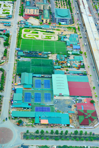 Theo Phó chủ tịch UBND Hà Nội Vũ Hồng Khanh, để xử lý nghiêm, dứt điểm các trường hợp vi phạm, các quận, huyện, phải tiếp tục kiểm tra, rà soát tiến độ thực hiện đối với các dự án đã được giao chủ đầu tư. Trong đó, đặc biệt chú ý các dự án được bàn giao đất đã giải phóng mặt bằng, chưa có quyết định giao đất cho thuê đất nhưng đã quá thời hạn 12 tháng vẫn để đất trống, chưa sử dụng, sử dụng sai mục đích... Ông Khanh yêu cầu các sở, ngành liên quan đề xuất, báo cáo UBND thành phố chỉ đạo xử lý trước ngày 15/8