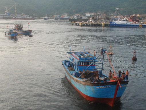 Tàu cá của ngư dân Quảng Ngãi trở về từ vùng biển Hoàng Sa (ảnh chụp chiều 15/5). Ảnh: Hữu Khá. Tàu cá của ngư dân Quảng Ngãi trở về từ vùng biển Hoàng Sa (ảnh chụp chiều 15/5). Ảnh: Hữu Khá