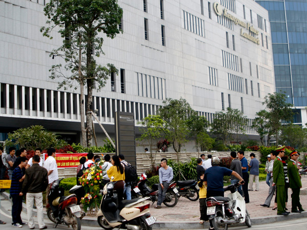 Hàng trăm người dân tụ tập trước trụ sở tòa nhà