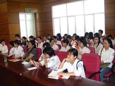Đông đảo các bạn H/s các trường trung học tham gia buổi trực tuyến