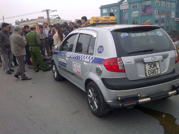 Nhiều người dân hiếu kỳ có mặt xem vụ tai nạn. Ảnh: Đ.H Nhiều người dân hieeuskyf có mặt xem vụ tai nạn