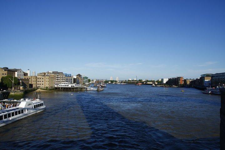 London đẹp như một bức tranh Tháp London qua mọi góc nhìn Dòng sông Thames yên bình London Eye - một trong những biểu tượng của London Big Ben trứ danh Cây cầu Golden Jubilee. Từ đây có thể dễ dàng thấy đc cả 2 biểu tượng của London là London Eye và Big Ben. Cây cầu Southpark lung linh trong ánh điện Cây cầu Westminster nổi tiếng Chiều tàn cuối đông Richmond Một góc nhỏ của Portobello London ấm áp sắc xuân với màu hồng tươi của hoa đào nở Sự bình yên bao trùm lên London khi màn đêm buông xuống Bắt gặp người nghệ sĩ đang say sưa với những giai điệu nhạc vào một chiều cuối đông.