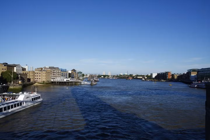 London đẹp như một bức tranh Tháp London qua mọi góc nhìn Dòng sông Thames yên bình London Eye - một trong những biểu tượng của London Big Ben trứ danh Cây cầu Golden Jubilee. Từ đây có thể dễ dàng thấy đc cả 2 biểu tượng của London là London Eye và Big Ben. Cây cầu Southpark lung linh trong ánh điện Cây cầu Westminster nổi tiếng Chiều tàn cuối đông Richmond Một góc nhỏ của Portobello London ấm áp sắc xuân với màu hồng tươi của hoa đào nở Sự bình yên bao trùm lên London khi màn đêm buông xuống Bắt gặp người nghệ sĩ đang say sưa với những giai điệu nhạc vào một chiều cuối đông.