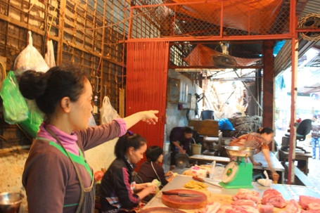 Chợ Ngô Sỹ Liên náo loạn vì cây cổ thụ bất ngờ đổ sập ảnh 1