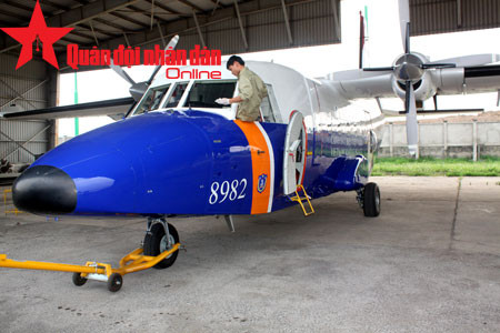 Vệ sinh kính khoang lái máy bay CASA-212 trước khi đưa máy bay ra đường băng