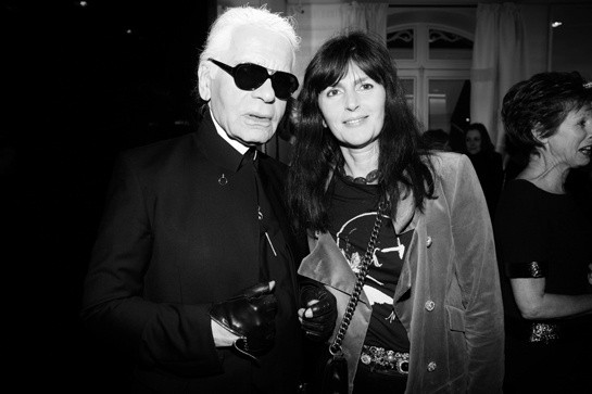 Vì sao huyền thoại Karl Lagerfeld vừa qua đời luôn đeo kính râm? ảnh 1