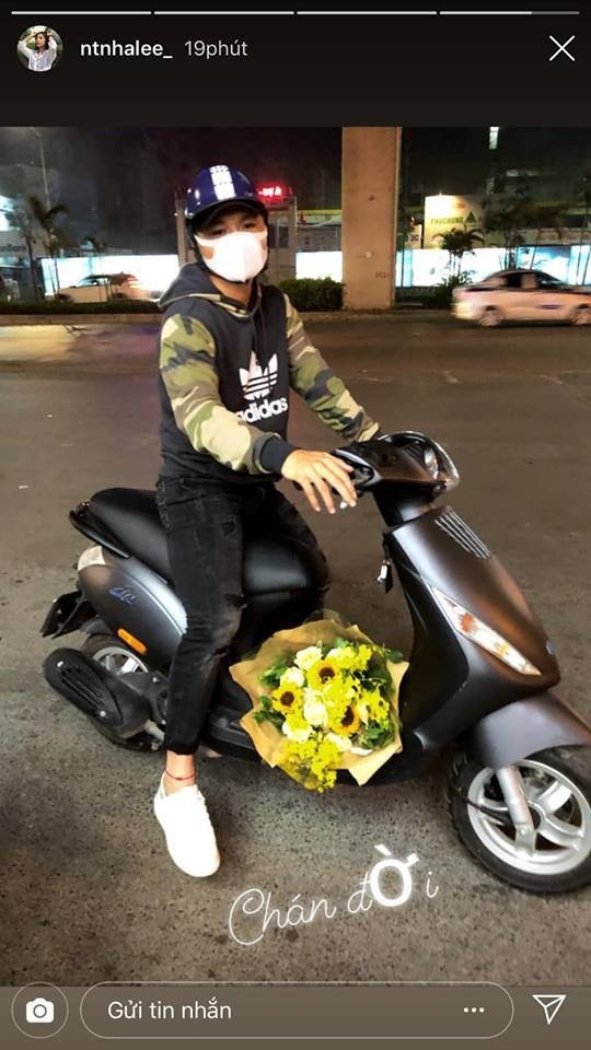 Showbiz 15/2: Phản ứng lạ của bạn gái Quang Hải khi được tặng hoa ảnh 1