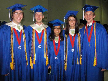 Tường Vân (giữa) cùng bạn bè trong lễ tốt nghiệp cấp 3. Tường Vân (giữa) cùng bạn bè trong lễ tốt nghiệp cấp 3