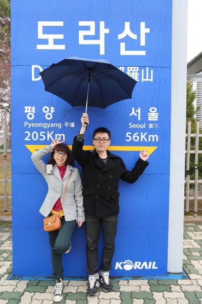 Một đôi bạn trẻ là khách du lịch đến từ Đài Loan chụp ảnh bên tấm biển chỉ dẫn 