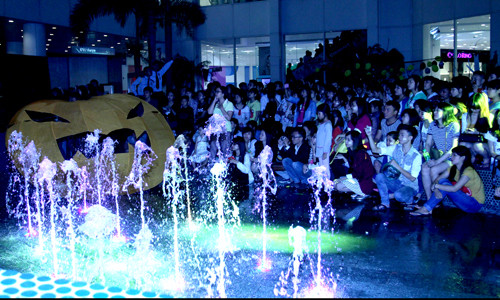 Đông đảo khán giả có mặt theo dõi cuộc thi