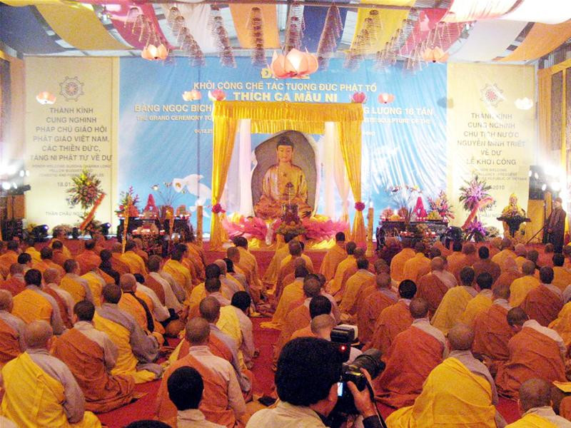 Các nhà sư làm lễ trước khi chính thức bắt đầu Đại lễ khởi công chế tác Phật ngọc Nguyên Tổng Bí thư Lê Khả Phiêu, Chủ tịch nước Nguyễn Minh Triết; nguyên Phó Thủ tướng Vũ Khoan và các đại biểu làm lễ trước khi chính thức bắt đầu Đại lễ Chủ tịch nước Nguyễn Minh Triết tham gia lễ phóng sinh chim bồ câu Một Phật tử tham gia thả chim bồ câu Bức tượng Phật ngọc sau khi hoàn thành sẽ nặng gần 20 tấn Đua nhau chụp ảnh tượng Phật và khối ngọc