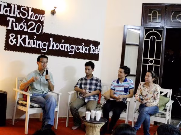 Khách mời và bạn trẻ giao lưu trong chương trình 