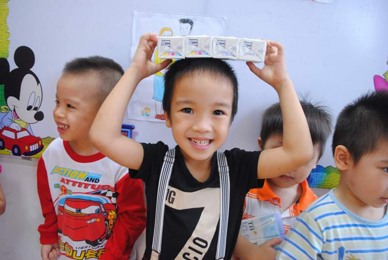 Một em nhỏ Trường MN Bibo House ở quận Cầu Giấy vui mừng vì được tặng sữa