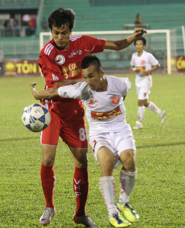 Một pha bóng trong trận Vicem Hải Phòng ượt qua CLB TPHCM Ảnh: Tường Vũ