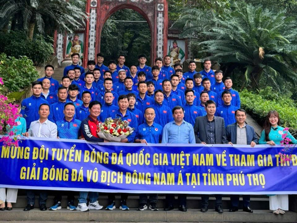 Lãnh đạo Sở VH, thể thao và Du lịch Phú Thọ chụp ảnh cùng Đội tuyển Quốc gia Việt Nam tại cổng chính Đền Hùng. Lãnh đạo Sở VH, thể thao và Du lịch Phú Thọ chụp ảnh cùng Đội tuyển Quốc gia Việt Nam tại cổng chính Đền Hùng.