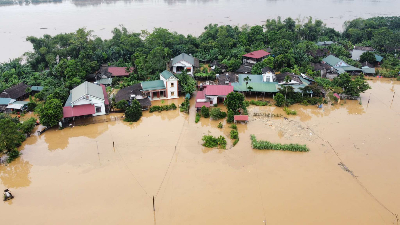 Do nước sông Hồng dâng cao 289 hộ dân tại huyện Hạ Hòa phải di dời khẩn cấp. Do nước sông Hồng dâng cao 289 hộ dân tại huyện Hạ Hòa phải di dời khẩn cấp.