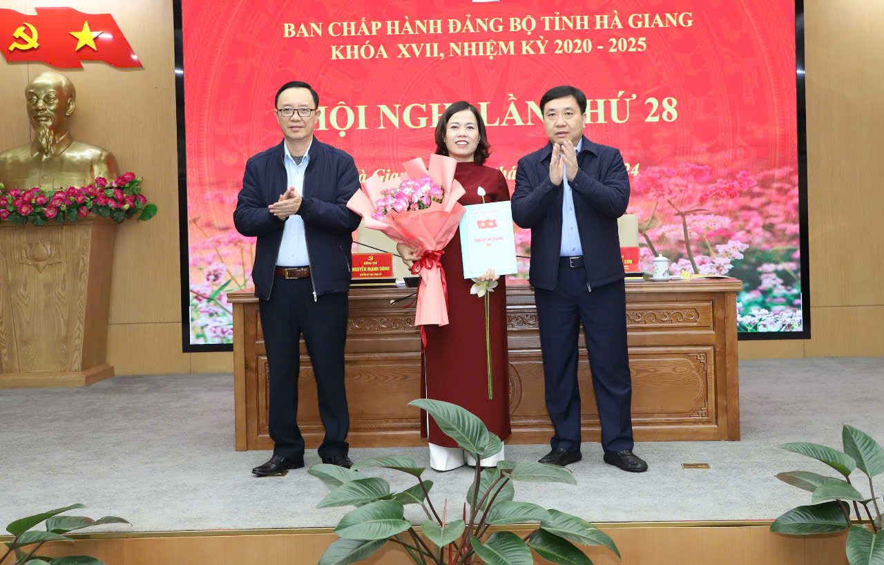 Lãnh đạo Tỉnh ủy Hà Giang tặng hoa chúc mừng bà Lý Thị Lan - Trưởng đoàn Đại biểu Quốc hội khóa 15 tỉnh Hà Giang. Lãnh đạo Tỉnh ủy Hà Giang tặng hoa chúc mừng bà Lý Thị Lan - Trưởng đoàn Đại biểu Quốc hội khóa 15 tỉnh Hà Giang.