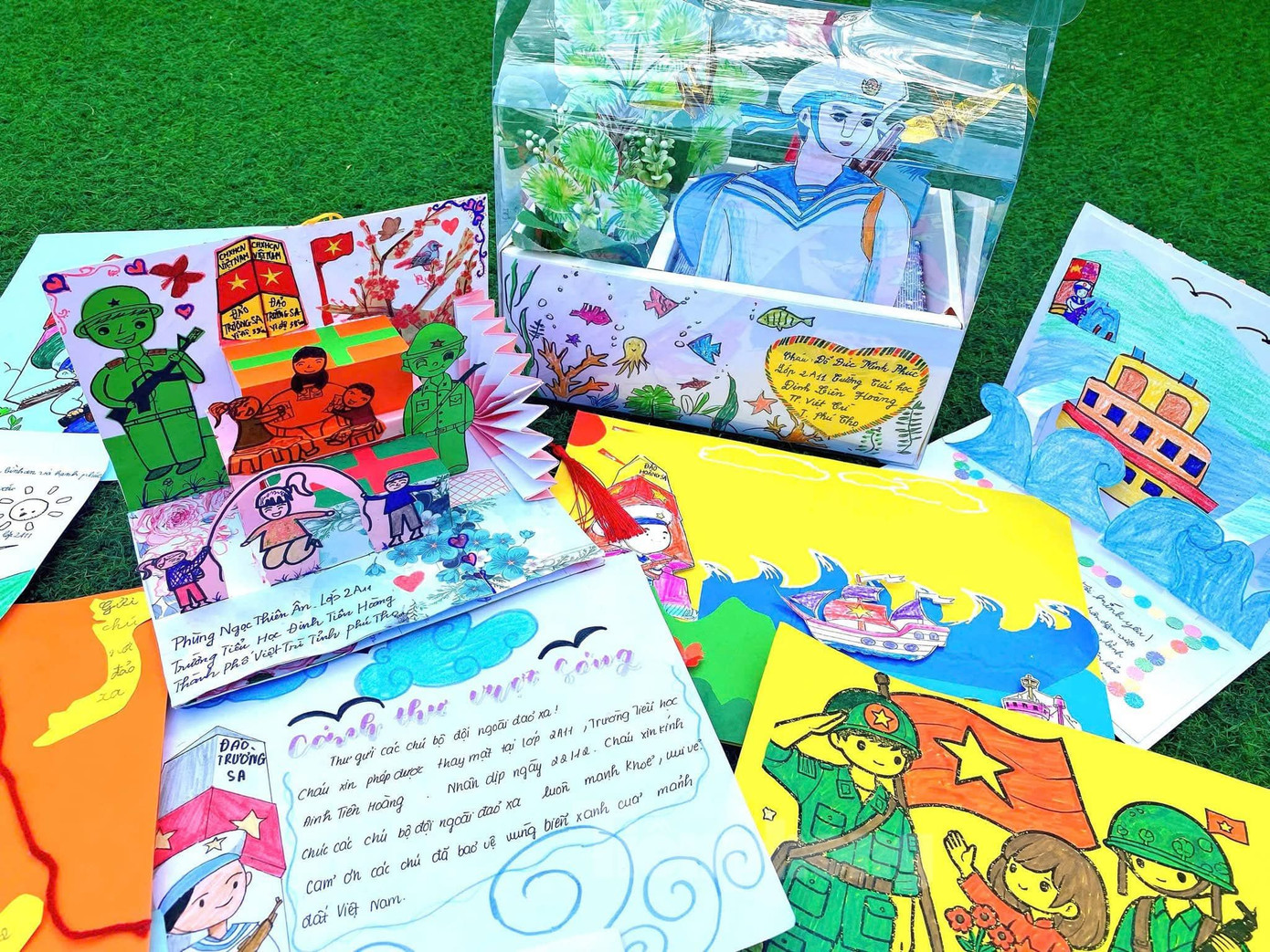 Những bức thư ý nghĩa, lời viết chân thành, mộc mạc vừa là niềm vui vừa là động lực để các chiến sĩ quyết tâm hoàn thành nhiệm vụ. Những bức thư ý nghĩa, lời viết chân thành, mộc mạc vừa là niềm vui vừa là động lực để các chiến sĩ quyết tâm hoàn thành nhiệm vụ.