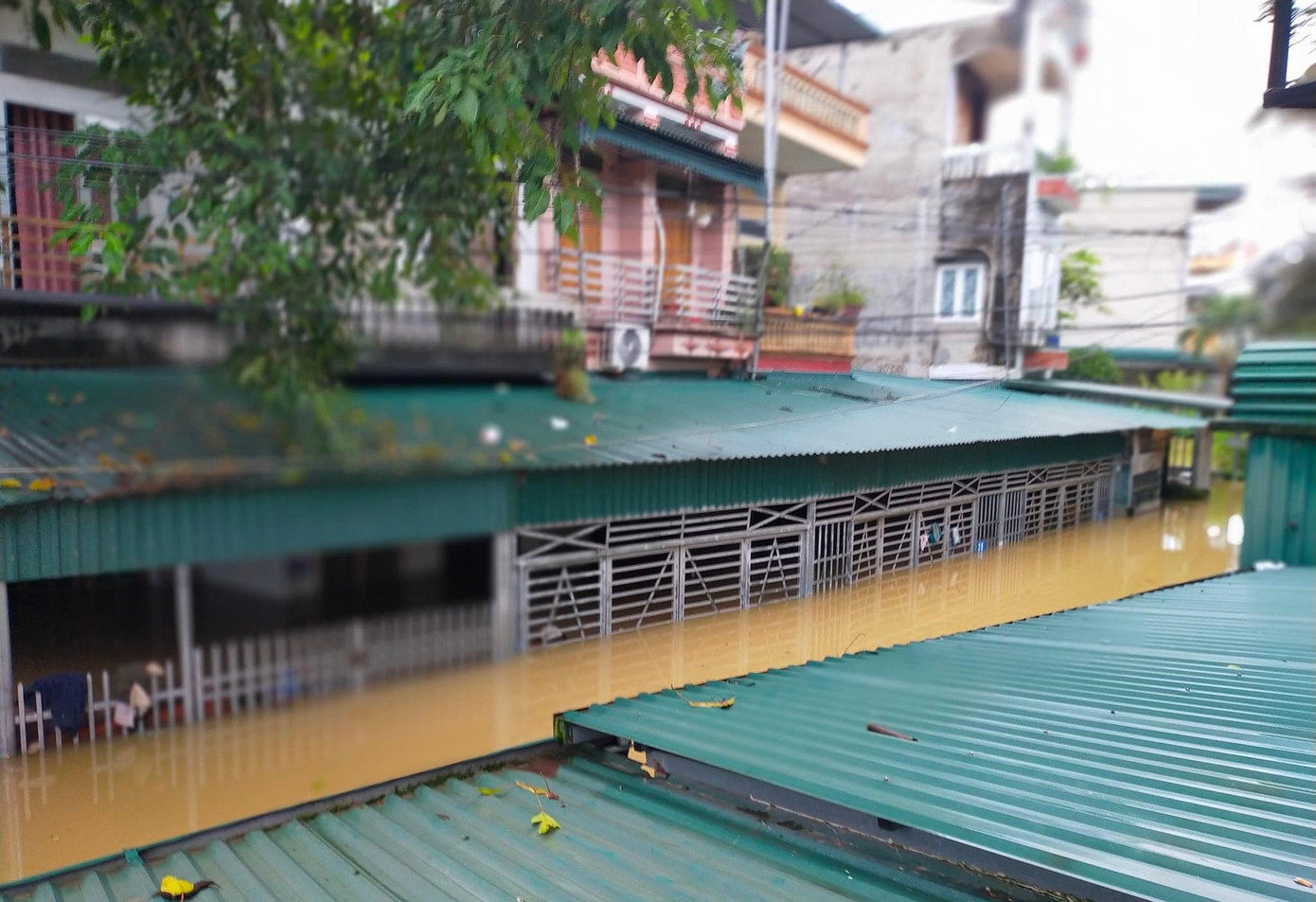 Hiện tại nước đang xuống chậm, nhưng mưa lớn vẫn tiếp diễn nên người dân không nên chủ quan.