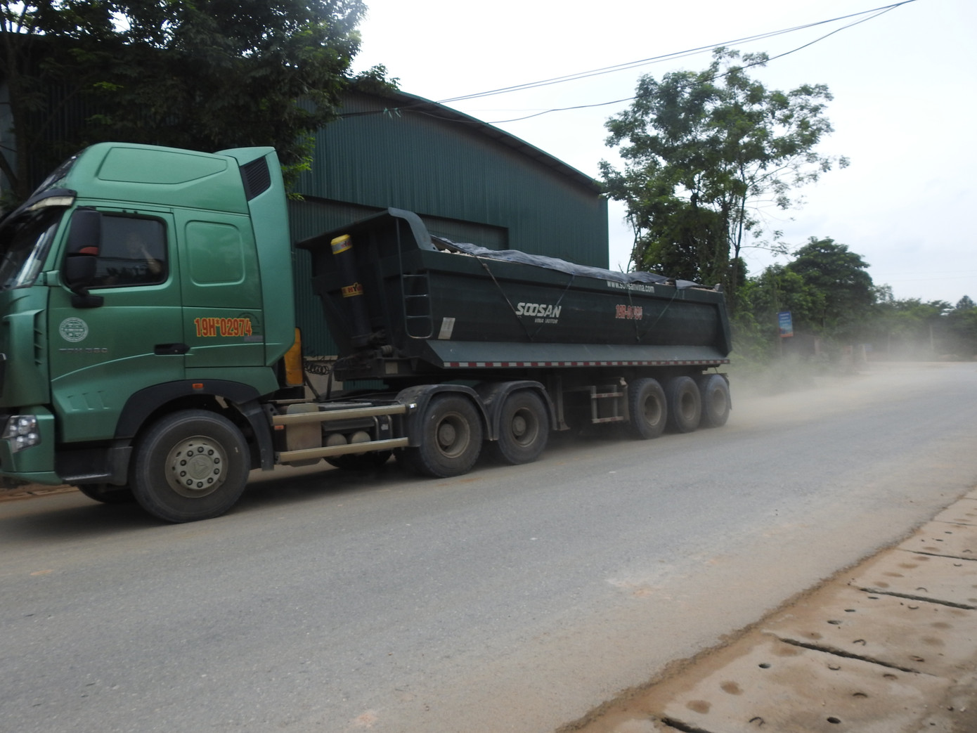 Ô nhiễm môi trường, mất an toàn giao thông khiến người dân nơi đây ngao ngán.