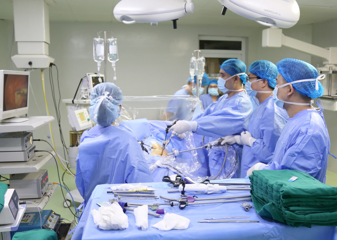 Hình ảnh phẫu thuật nội soi lấy thận ghép từ người mẹ. (Ảnh: BV Đa khoa tỉnh Phú Thọ)