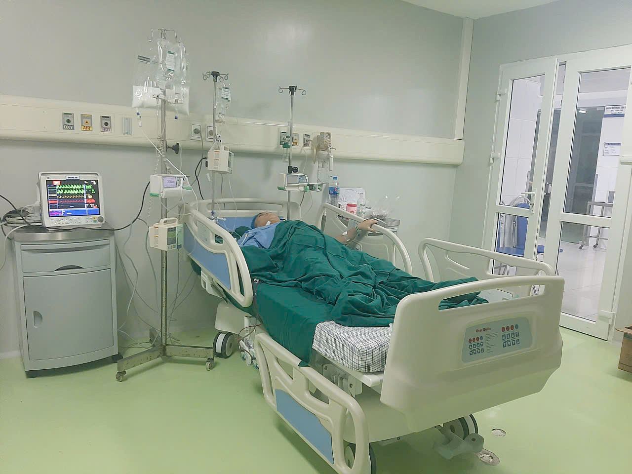 Hiện sức khỏe bệnh dần ổn định và đang dần hồi phục.