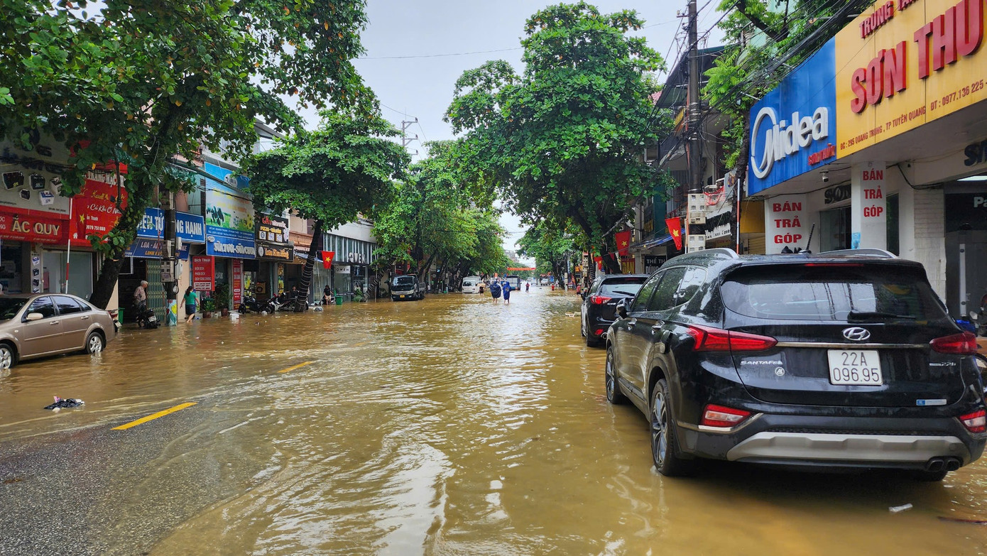 Theo báo cáo của Ban Chỉ huy Phòng chống thiên tai và Tìm kiếm cứu nạn tỉnh Tuyên Quang, mưa lớn khiến mực nước trên các sông dâng cao lên trên mức báo động 3 (mức cực kỳ nguy hiểm).