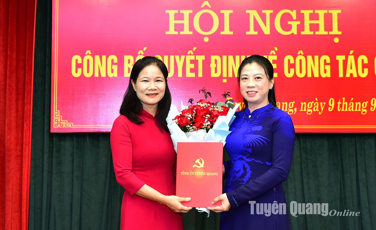 Bà Lê Thị Kim Dung - Phó Bí thư Thường trực Tỉnh ủy, Chủ tịch HĐND tỉnh Tuyên Quang, trao quyết định và tặng hoa chúc mừng bà Mai Thị Thanh Thủy (bên trái). (Ảnh: Báo Tuyên Quang). Bà Lê Thị Kim Dung - Phó Bí thư Thường trực Tỉnh ủy, Chủ tịch HĐND tỉnh Tuyên Quang, trao quyết định và tặng hoa chúc mừng bà Mai Thị Thanh Thủy (bên trái). (Ảnh: Báo Tuyên Quang).