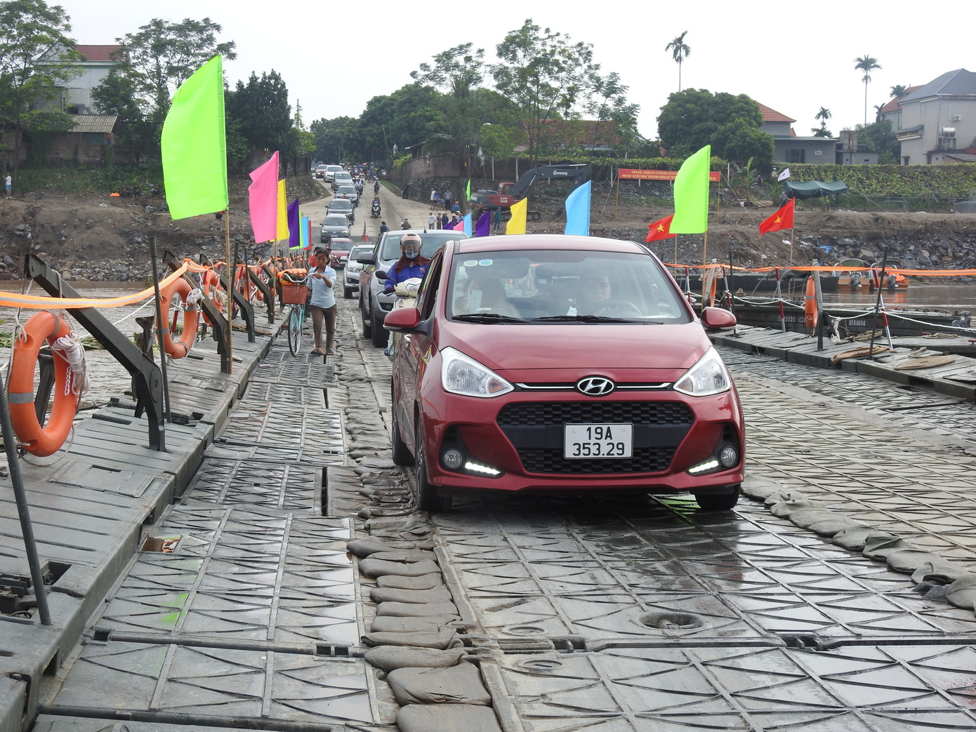 Theo Thượng tá Nguyễn Thanh Tuấn - Phó Tham mưu trưởng Lữ đoàn 249 Binh chủng công binh, tính từ 6h đến 7h30 đã có 8.200 lượt xe máy, 2.200 lượt ô tô qua lại trên cầu phao. Hiện lượng xe qua lại ngày càng đông.