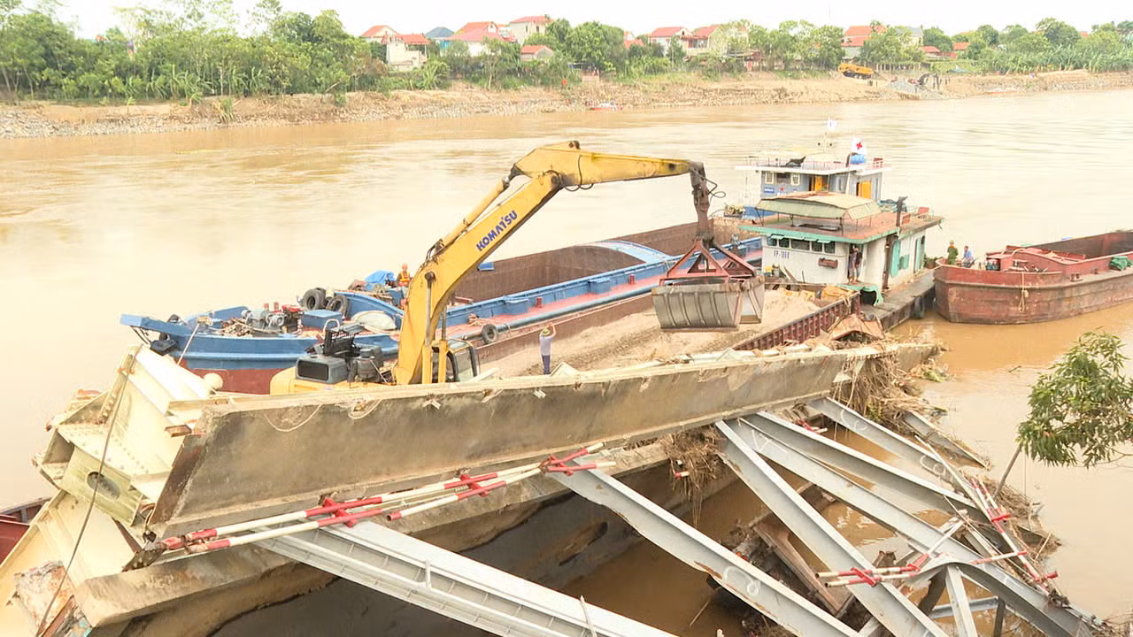 Tàu trục vớt và máy chuyên dụng được huy động để hỗ trợ tháo dỡ nhịp cầu bị sập. Tàu trục vớt và máy chuyên dụng được huy động để hỗ trợ tháo dỡ nhịp cầu bị sập.