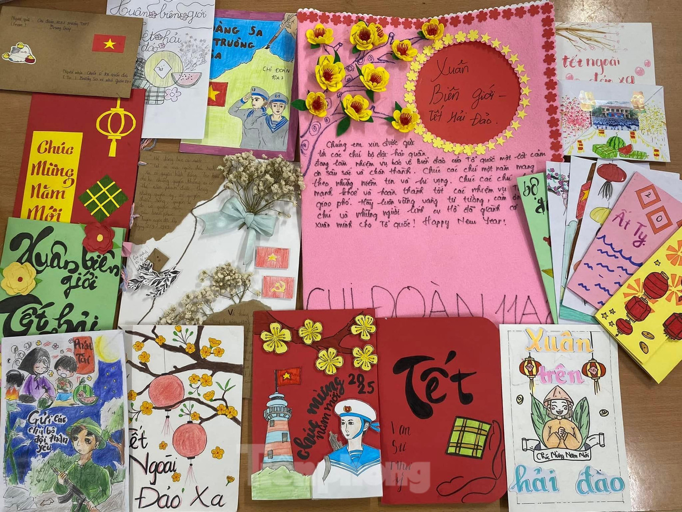 Hơn 6.000 cánh thư của các em học sinh, sinh viên trên địa bàn tỉnh Phú Thọ sẽ tiếp thêm sức mạnh được gửi đến các chiến sĩ Trường Sa và Nhà giàn DK1. Hơn 6.000 cánh thư của các em học sinh, sinh viên trên địa bàn tỉnh Phú Thọ sẽ tiếp thêm sức mạnh được gửi đến các chiến sĩ Trường Sa và Nhà giàn DK1.