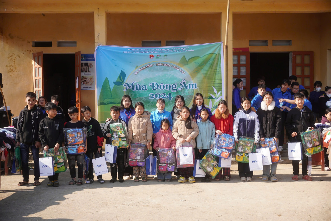 Những phần quà nhỏ ý nghĩa mang đến sự ấm áp, yêu thương và hy vọng cho những hoàn cảnh khó khăn.