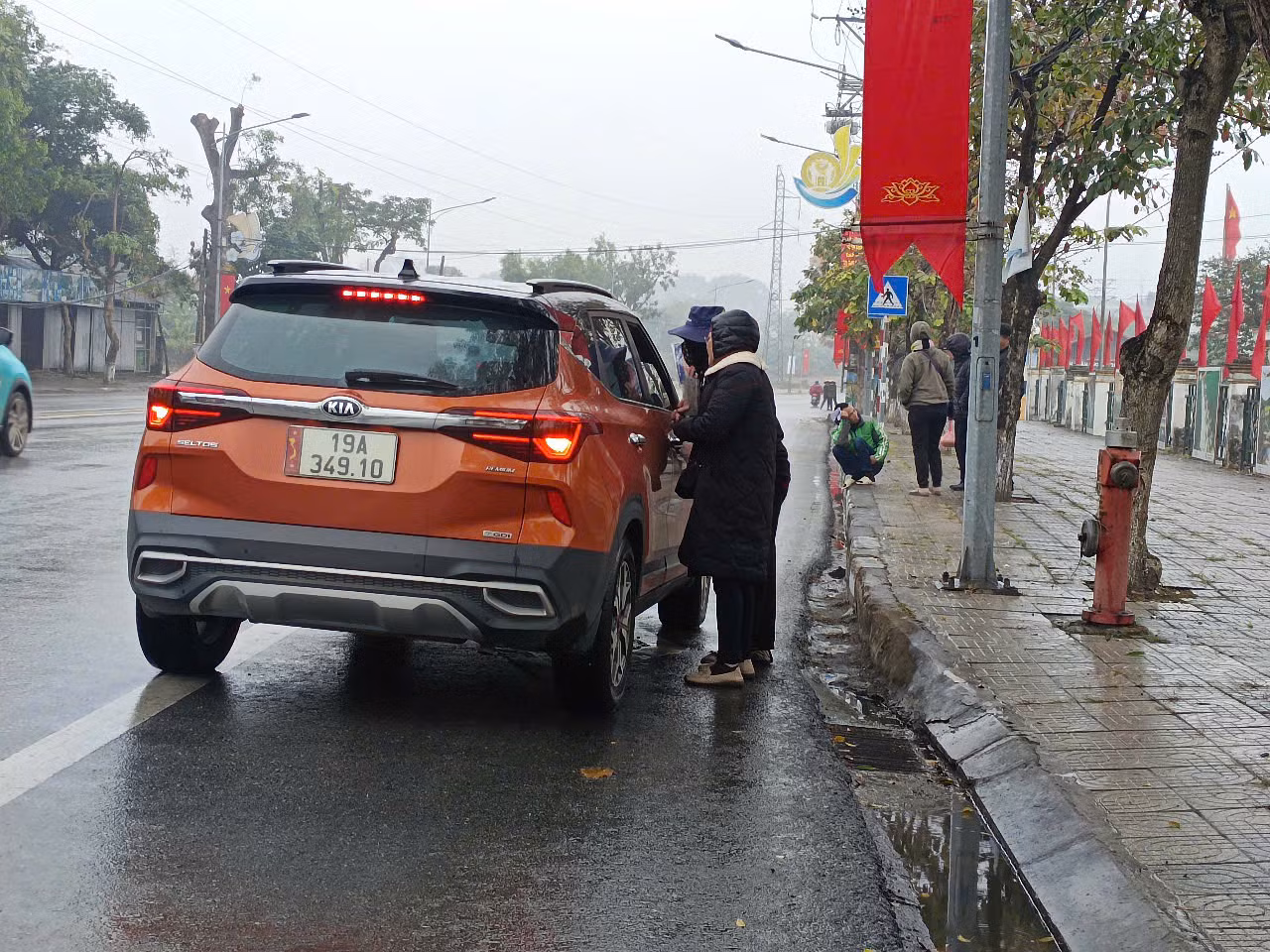 Hai người phụ nữ đến từ Nam Định mời chào khách có nhu cầu mua vé cổ vũ đội tuyển Việt Nam.