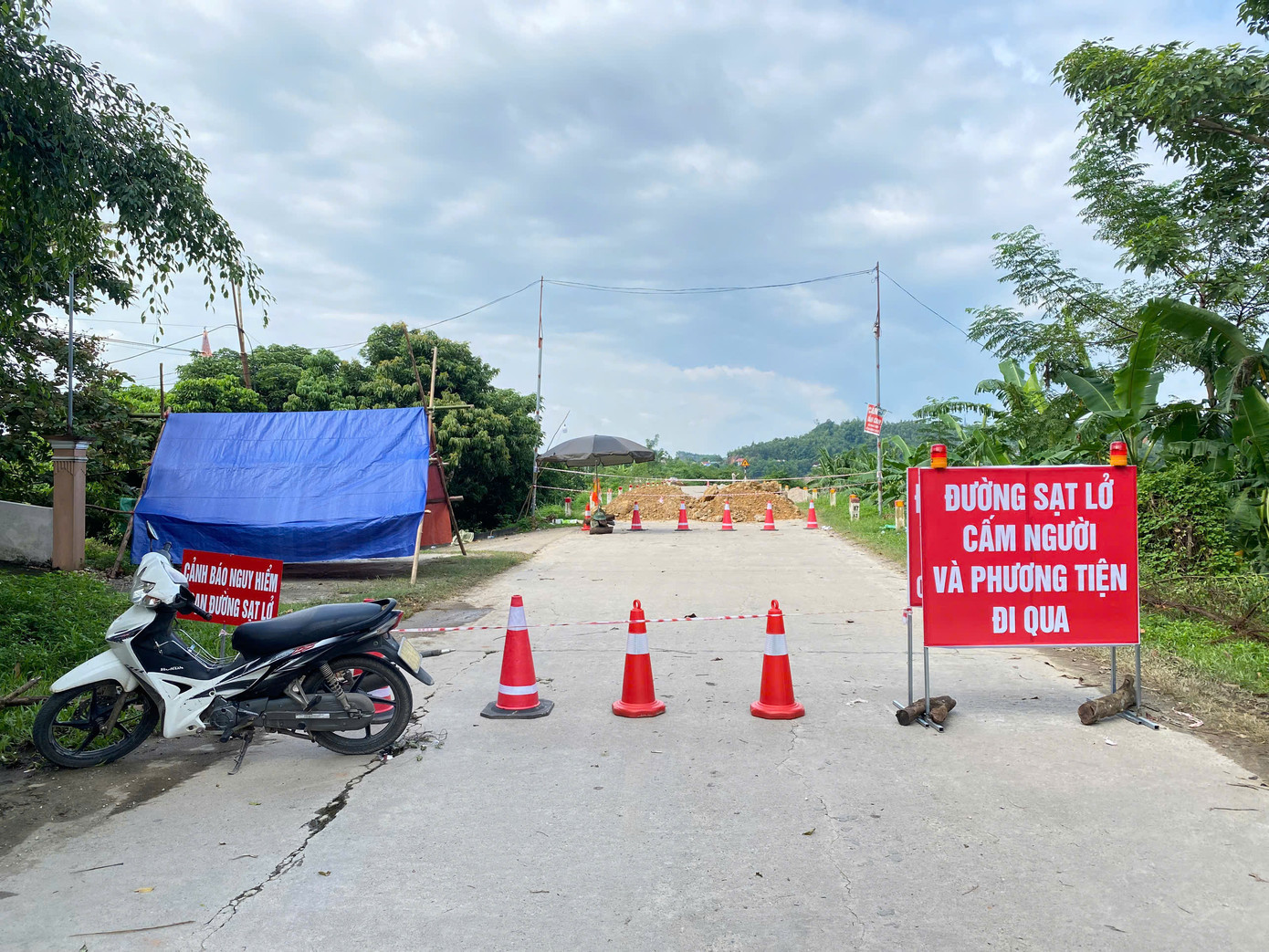 Ngay sau khi xảy ra vụ việc, chính quyền đã cắm biển cảnh báo nguy hiểm đến người tham gia giao thông.