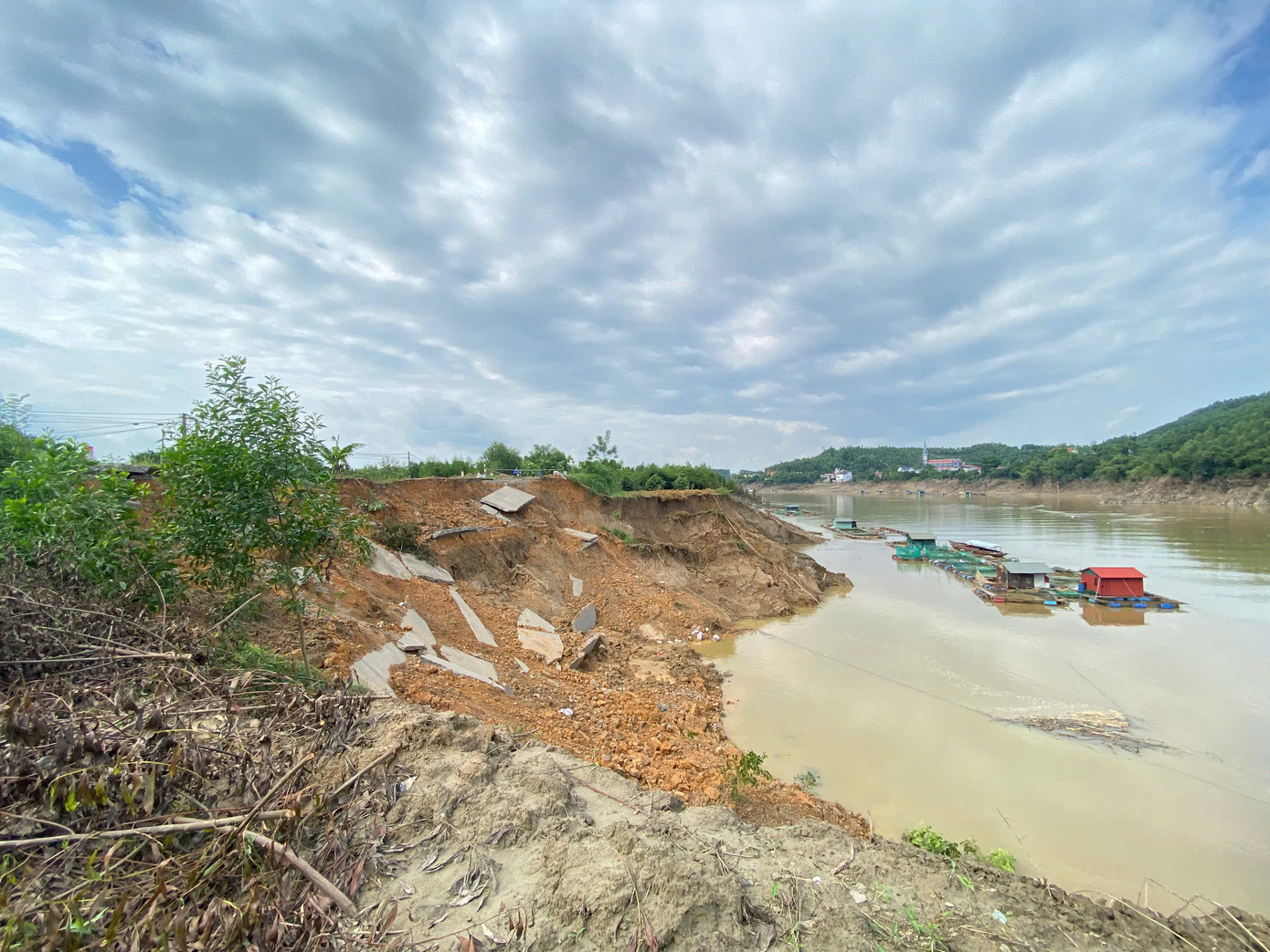 Vụ sạt lở tuy không gây thiệt hại về người nhưng tài sản của người dân bị thiệt hại nặng nề.