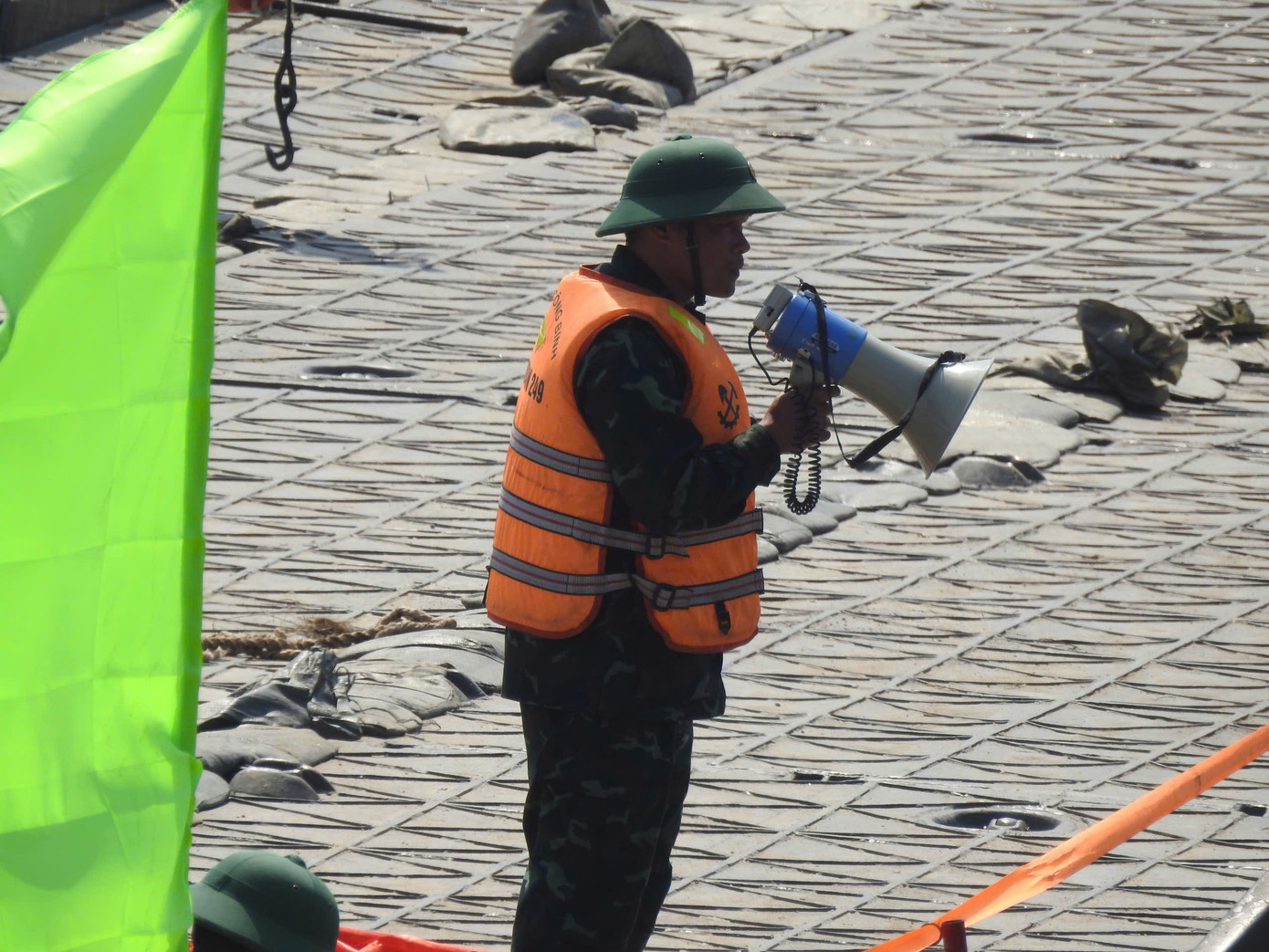 Tiến hành lắp ghép cầu phao phục vụ nhu cầu đi lại của người dân.