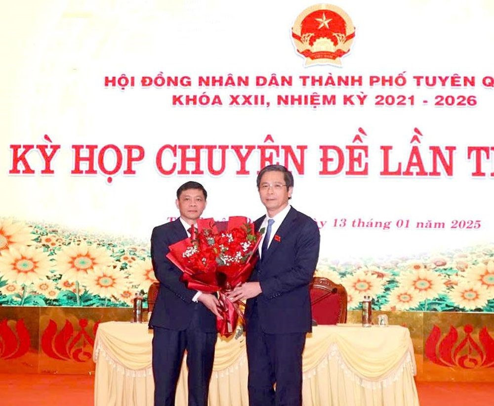 Bí thư Thành ủy Tuyên Quang Tạ Đức Tuyên tặng hoa, chúc mừng ông Phạm Quốc Chương, tân Chủ tịch UBND thành phố.